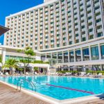 Η πισίνα του Hilton Αθηνών είναι ανοιχτή και περιμένει να σε δροσίσει!