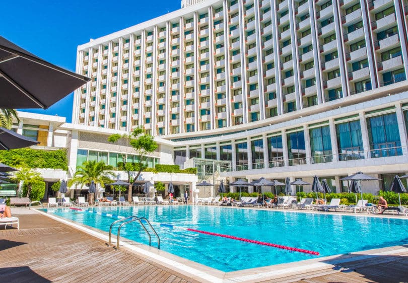 Η πισίνα του Hilton Αθηνών είναι ανοιχτή και περιμένει να σε δροσίσει!